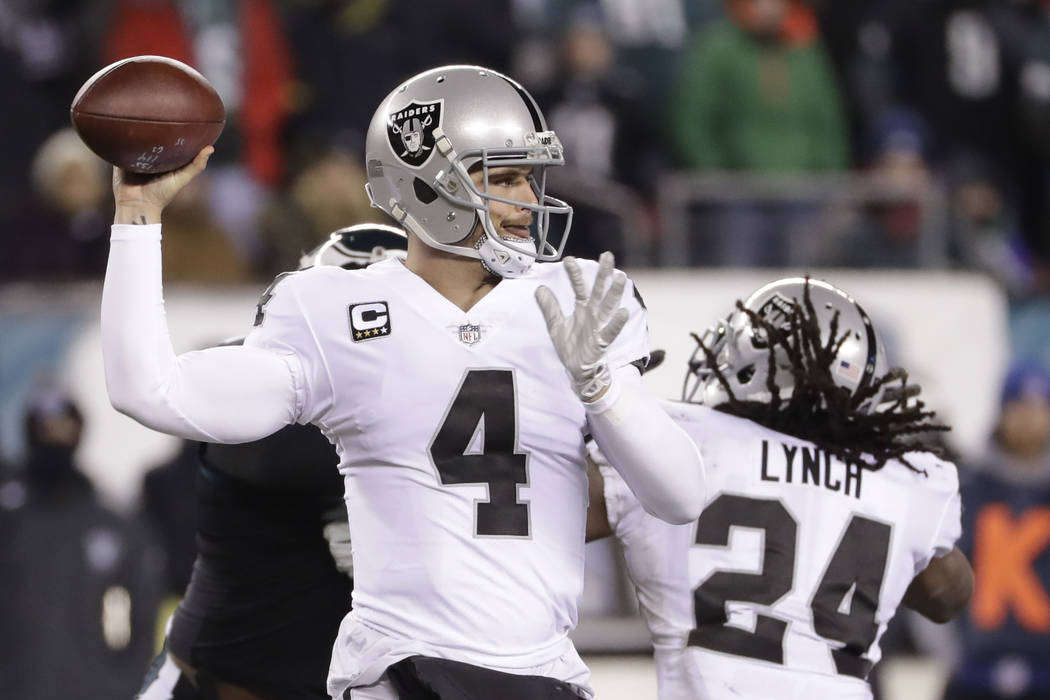 Grading the Raiders' Week 16 19-10 loss against the Eagles ...