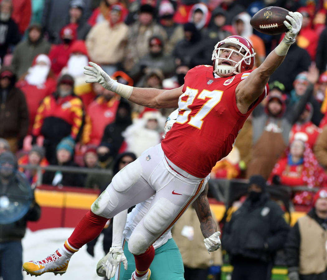 Kansas City Chiefs tight end Travis Kelce (87) makes a one-handed catch of  the ball in the end zone but drops it during the second half of an NFL  football game against