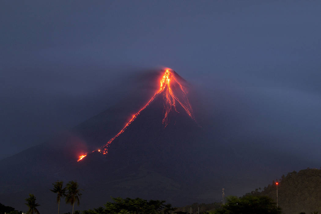 نتيجة Ø¨ØØ« الصور عن Thousands Flee As Lava Flows Down Philippines Volcano