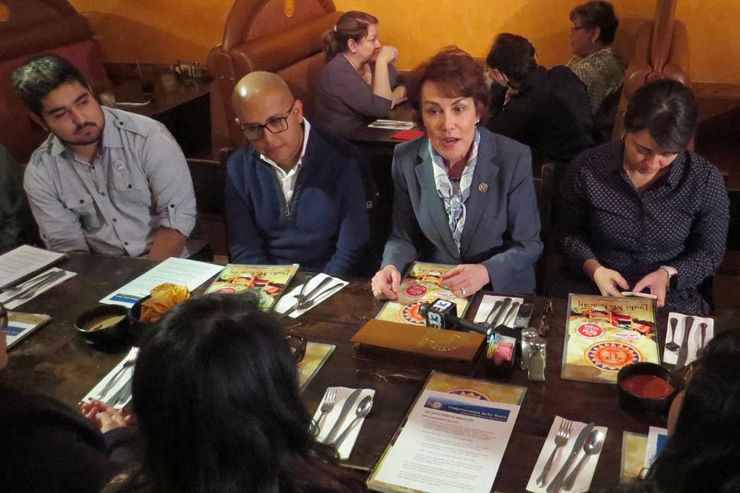 La congresista Jacky Rosen se reunión con beneficiarios de TPS y DACA. 4 de enero del 2018 en el restaurante Lindo Michoacán. | Foto Anthony Avellaneda / El Tiempo.