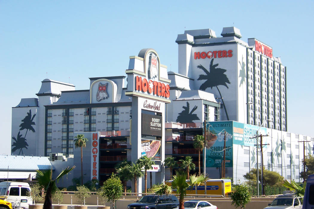 Hooters Las Vegas Reviews