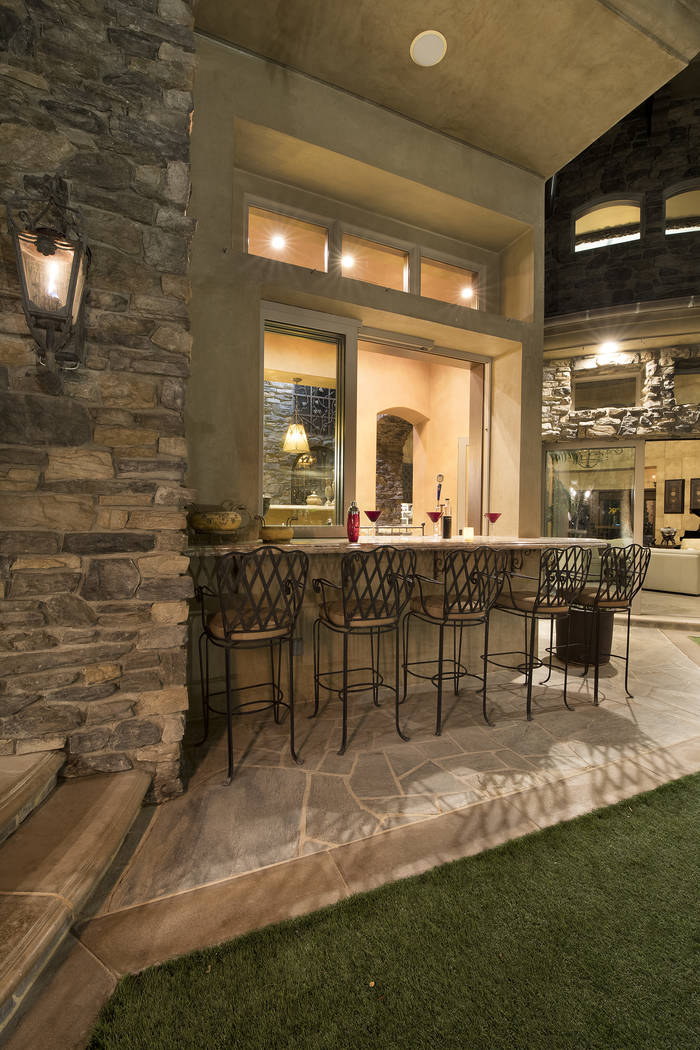 The front court yard features a bar area. (Synergy/Sotheby’s International Realty)