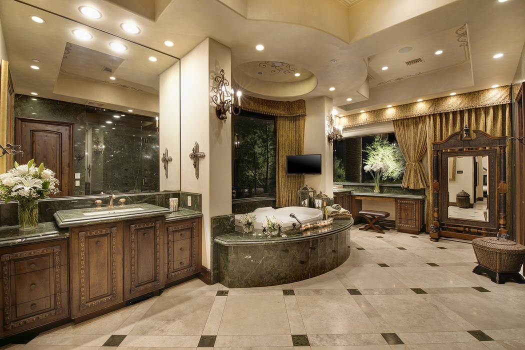 The master bath. (Synergy/Sotheby’s International Realty)