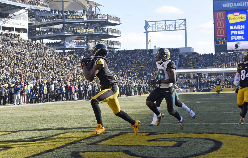Pittsburgh Steelers wide receiver Martavis Bryant (10) catches a pass from quarterback Ben Roethlisberger for a touchdown with Jacksonville Jaguars free safety Tashaun Gipson (39) defending during ...