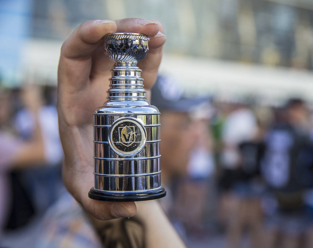 🚨 THE GOLDEN KNIGHTS RAISED A STANLEY CUP BANNER OUT OF A GIANT SLOT  MACHINE 🚨 