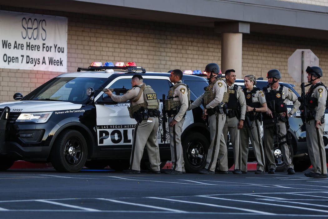 Las Vegas police arrest mall gunman, gun 'appears to be fake' .