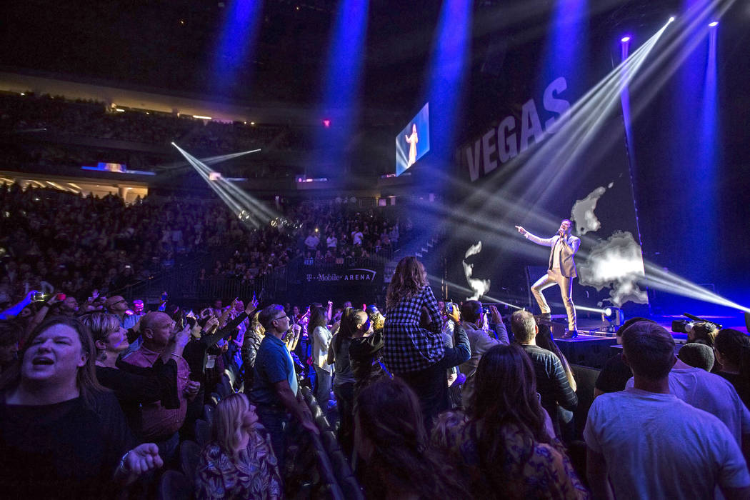 El lu00edder de Imagine Dragons, Dan Reynolds, se presenta durante el concierto de beneficio 