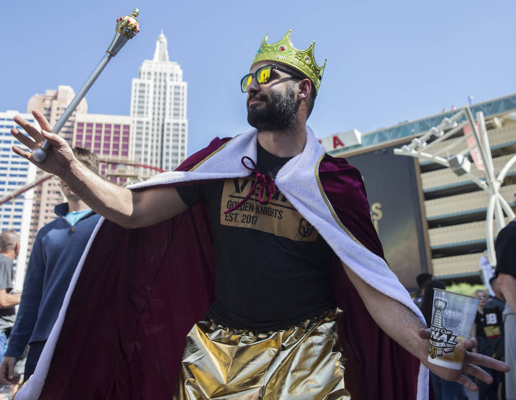 Knights fans brave the heat for Game 2 in Las Vegas — PHOTOS Las