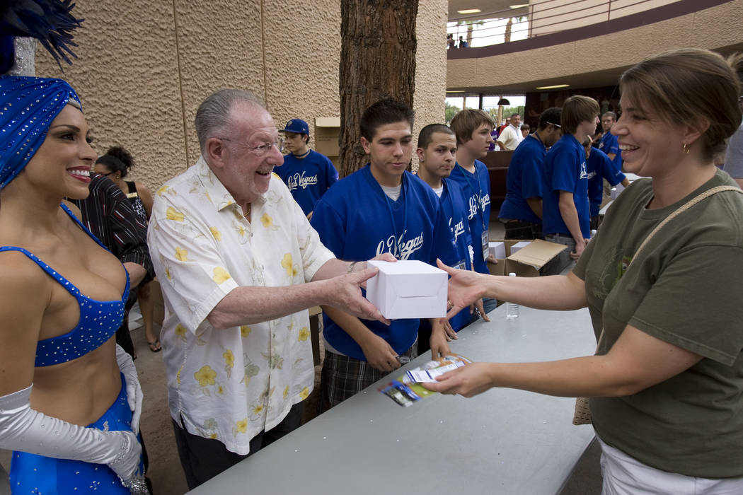 RJ FILE*** K.M. CANNON/LAS VEGAS REVIEW-JOURNAL Las Vegas showgirl Jennifer Gagliano, left, looks on as Las Vegas Mayor Oscar Goodman hands out the latest version of his bobblehead doll to Julie ...