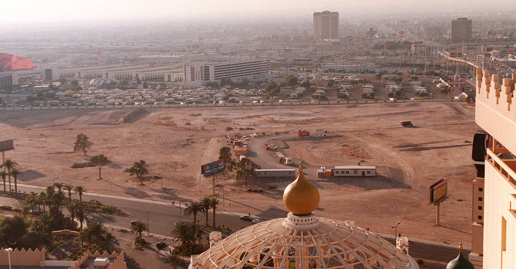 Looking west from the roof of the Sahara hotel-casino in 1998. (Las Vegas Review-Journal File P ...