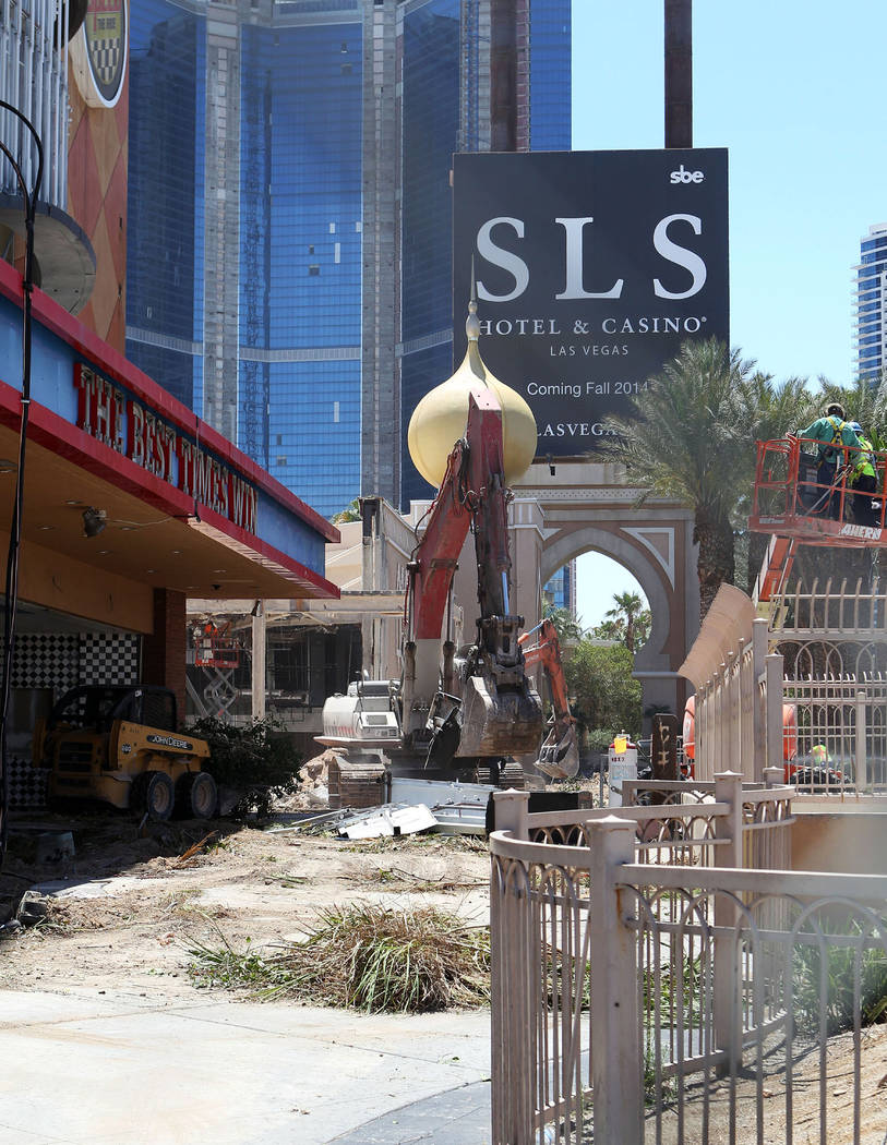 Demolition of the Sahara hotel-casino in 2013. (Las Vegas Review-Journal File Photo)
