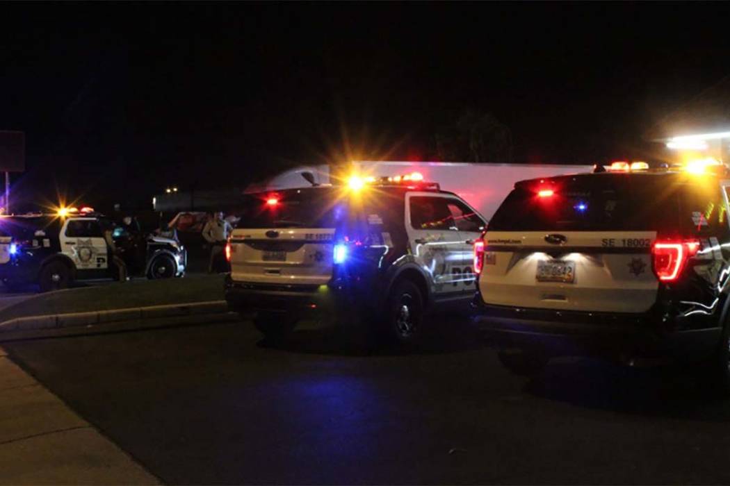 Las Vegas police investigated a late Monday July 16, 2018, shooting at an east valley apartment complex. (Max Michor/Las Vegas Review-Journal)