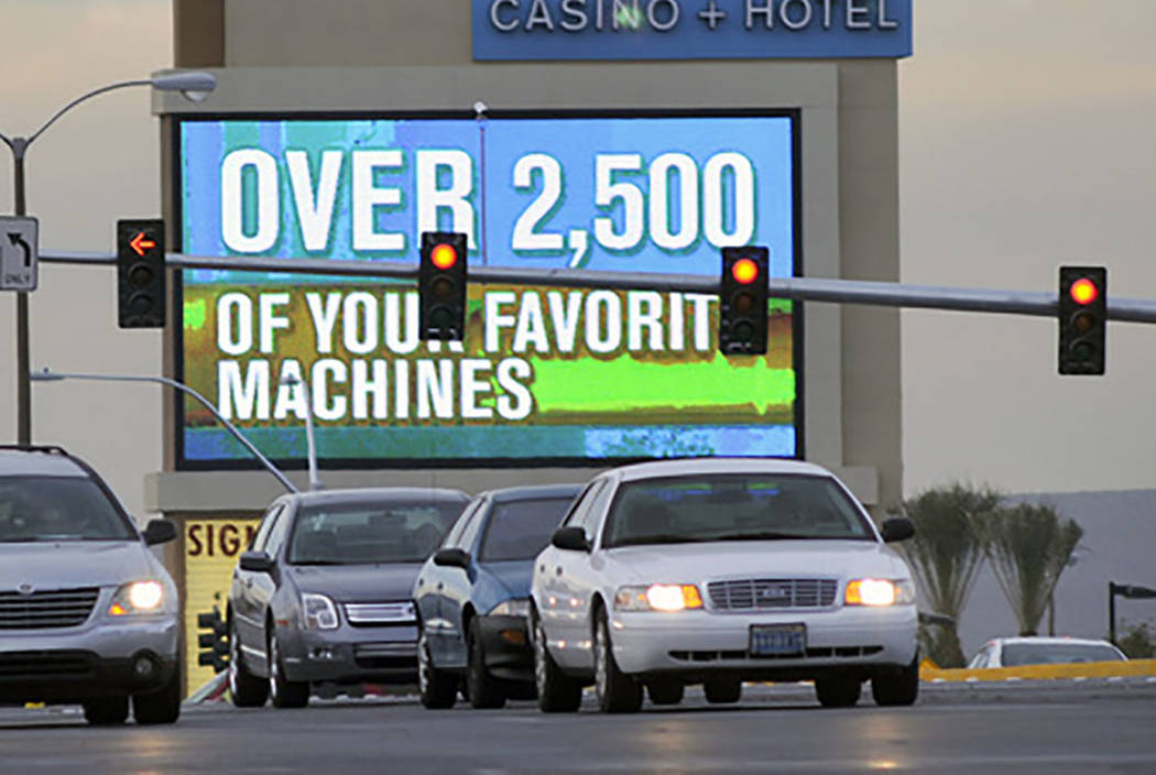 Cars line up at a traffic signal at Aliante Parkway and the 215 Beltway in 2008. (Las Vegas Review-Journal)