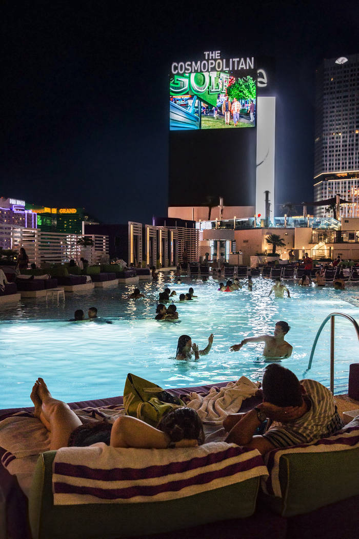 Poolgoers Enjoy A Showing Of Happy Gilmore During Dive In Movies At Boulevard Pool At The Cosmopolitan Las Vegas On Monday June 5 17 Benjamin Hager Las Vegas Review Journal Benjaminhphoto Las