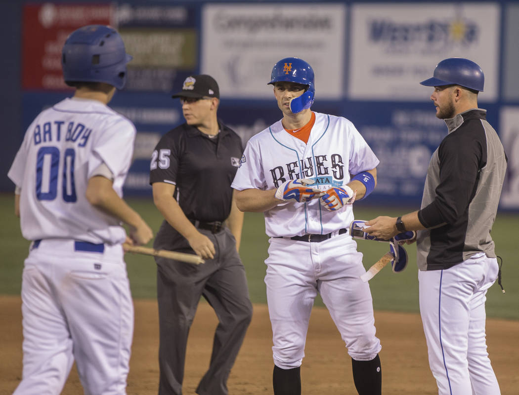 51s third baseman David Wright, middle, looks at a piece of his