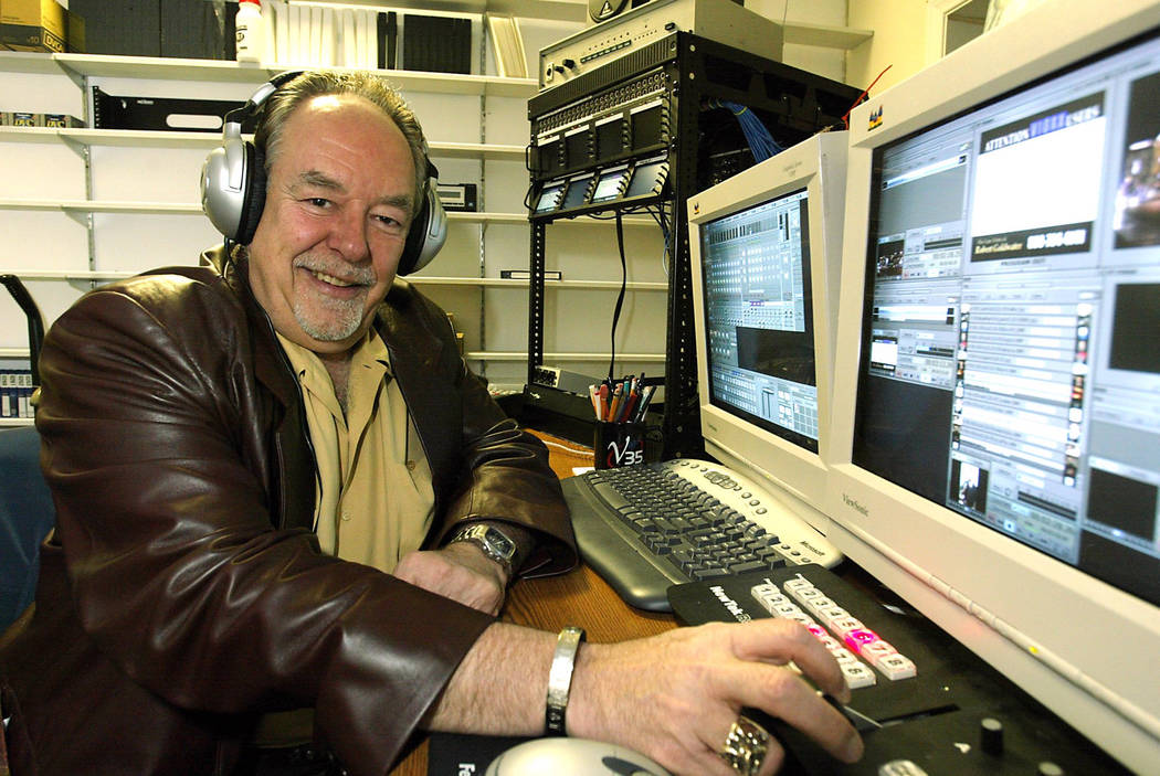 Robin Leach in a tv studio. (John Gurzinski/Las Vegas Review-Journal)