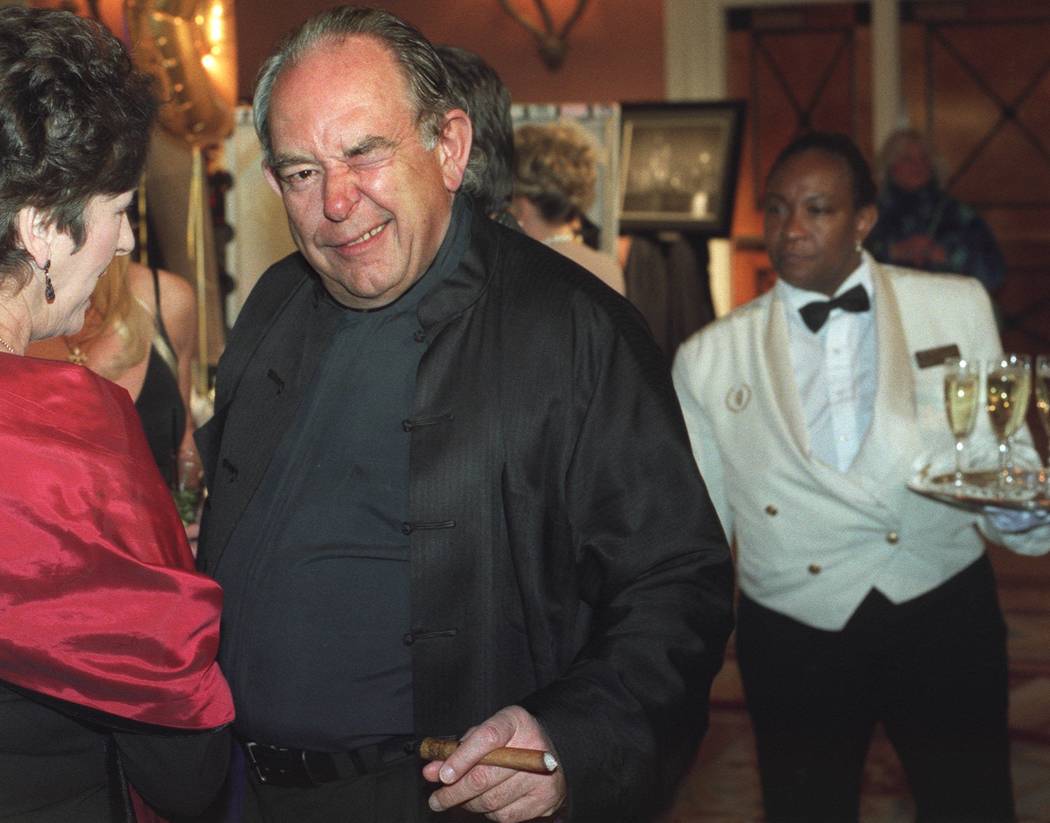 Robin Leach at red carpet pre-Oscar viewing of auction items in 2002. (Ralph Fountain/Las Vegas Review-Journal)
