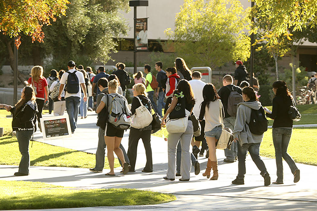 UNLV students walk on campus in Las Vegas. (Las Vegas Review-Journal)