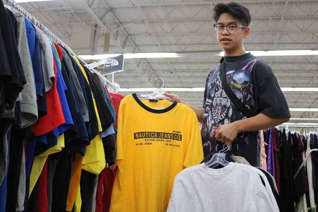 Reanu Elises explica por qué no va a comprar una determinada camisa en la tienda de segunda mano Savers en la intersección de West Sahara Avenue y South Decatur Boulevard en Las Vegas, el miérc ...