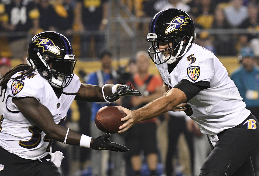 Baltimore Ravens quarterback Joe Flacco (5) hands off during the first half of an NFL football game against the Pittsburgh Steelers in Pittsburgh, Sunday, Sept. 30, 2018. (AP Photo/Don Wright) | Las Baltimore Ravens quarterback Joe Flacco (5) hands off during the first half of an NFL football game against the Pittsburgh Steelers in Pittsburgh, Sunday, Sept. 30, 2018. (AP Photo/Don Wright) | Las