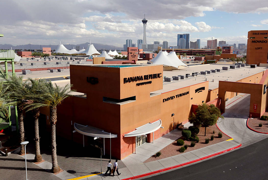 Employee robbed at outlet mall in downtown Las Vegas | Las Vegas Review-Journal