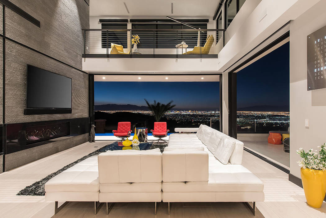 The great room has disappearing walls that provide views of the Las Vegas Valley. (Simply Vegas)
