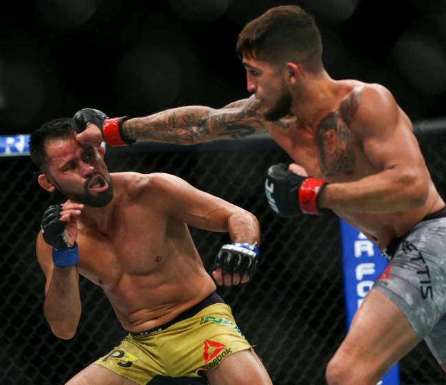 Khabib Nurmagomedov beats Conor McGregor at UFC 229; chaos ensues | Las