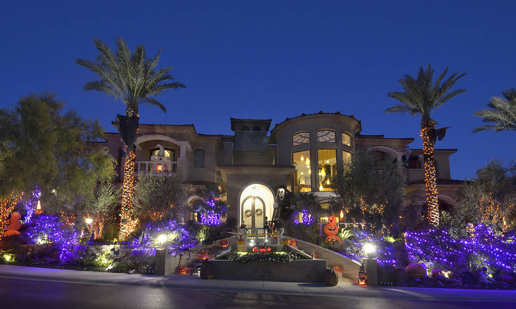 Luxury Las Vegas neighborhood goes all out for Halloween — PHOTOS Las Vegas ReviewJournal