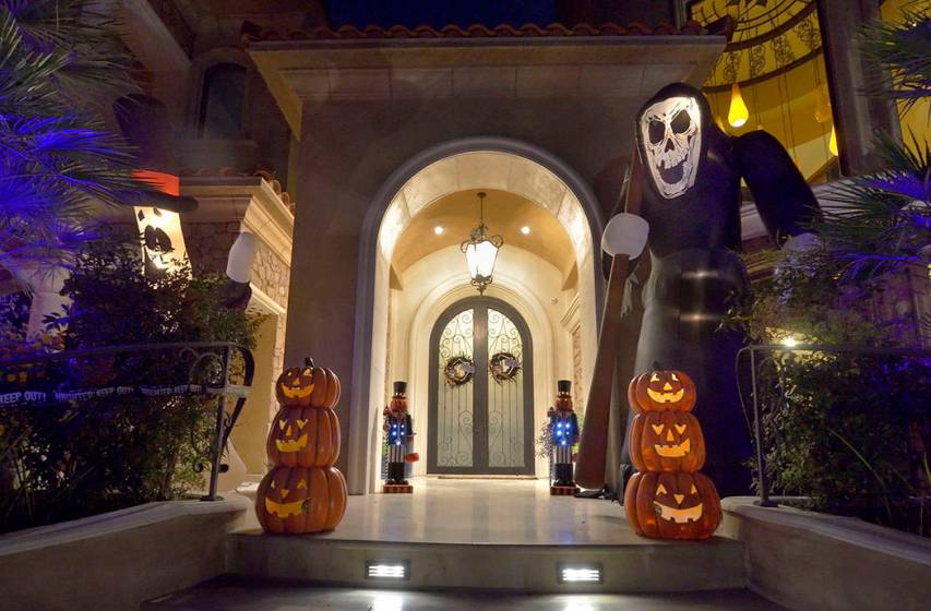 Luxury Las Vegas neighborhood goes all out for Halloween — PHOTOS Las