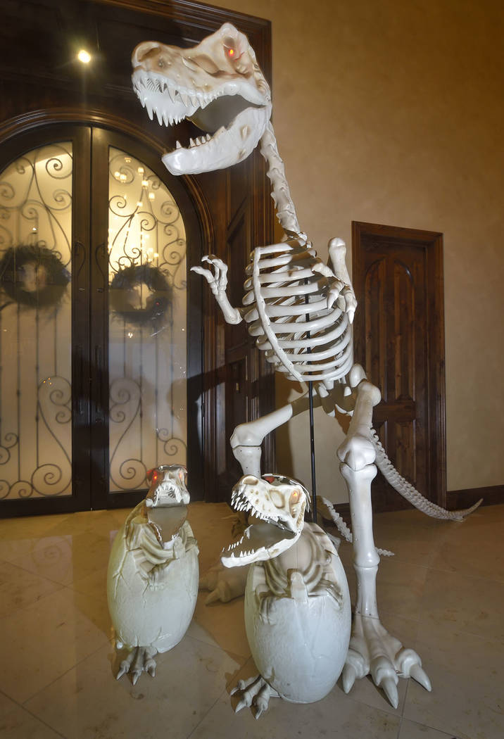 Luxury Las Vegas neighborhood goes all out for Halloween — PHOTOS ...