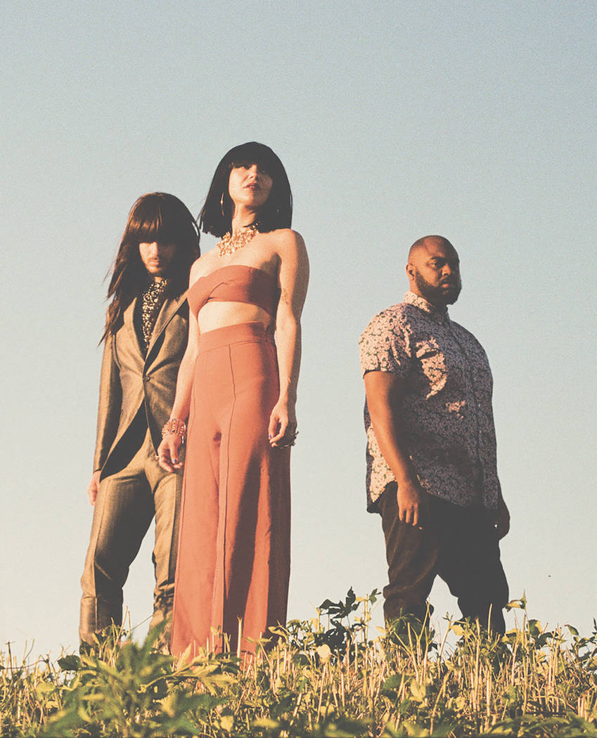 Khruangbin (Mary Kang)