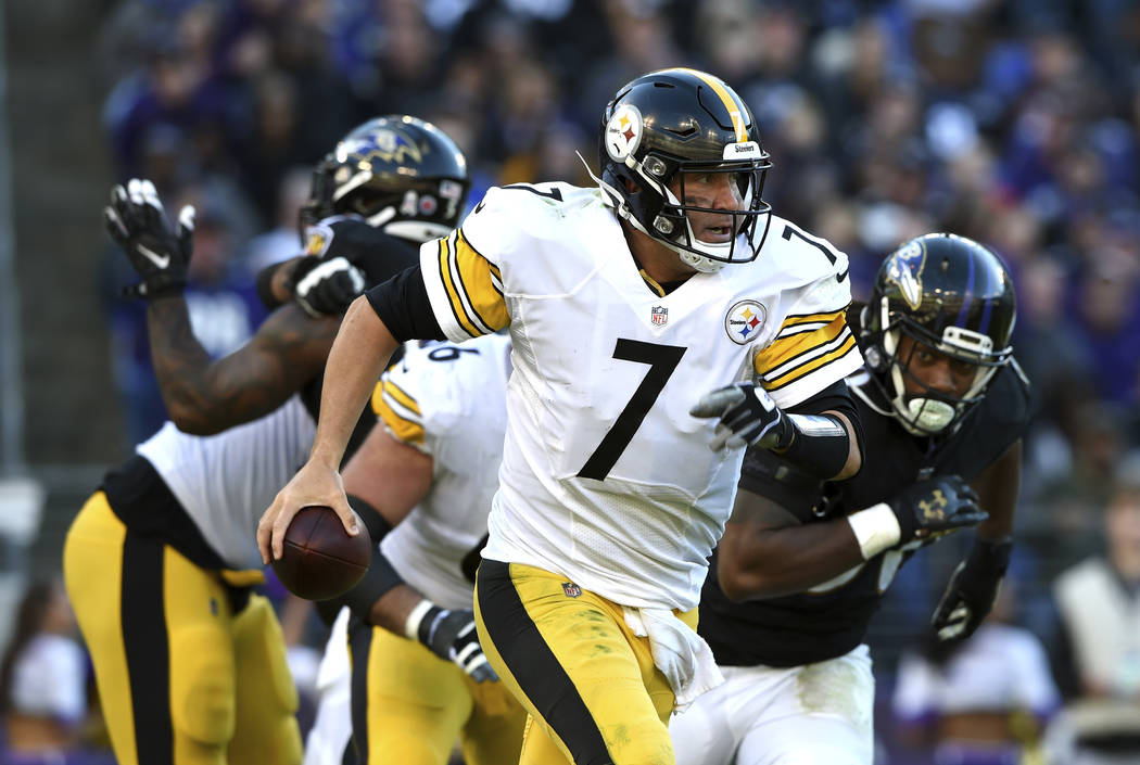 Ben Roethlisberger, quarterback de los Steelers de Pittsburgh, busca un receptor durante la segunda mitad del encuentro del domingo 4 de noviembre de 2014, ante los Ravens de Baltimore (AP Foto/Ga ...