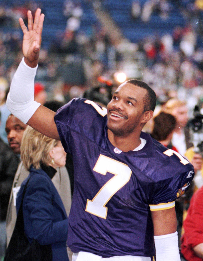 Minnesota Vikings quarterback Randall Cunningham waves to the crowd after their 41-21 win against the Arizona Cardinals in NFC divisional playoff game on Sunday, Jan. 10, 1999. (AP)