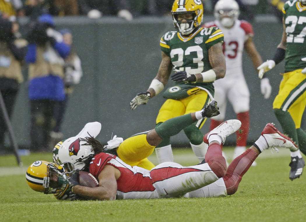 Arizona Cardinals wide receiver Larry Fitzgerald makes a diving