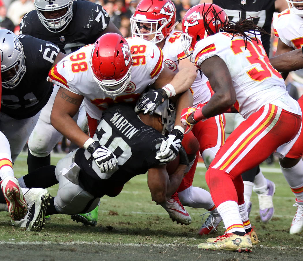 Raiders refuse to accept blowout script in close loss to Chiefs | Las Vegas Review-Journal