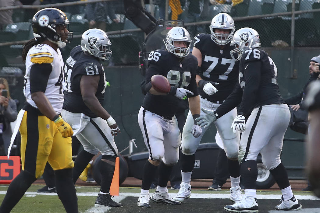 Grading the Raiders in a Week 14 victory over the Steelers 