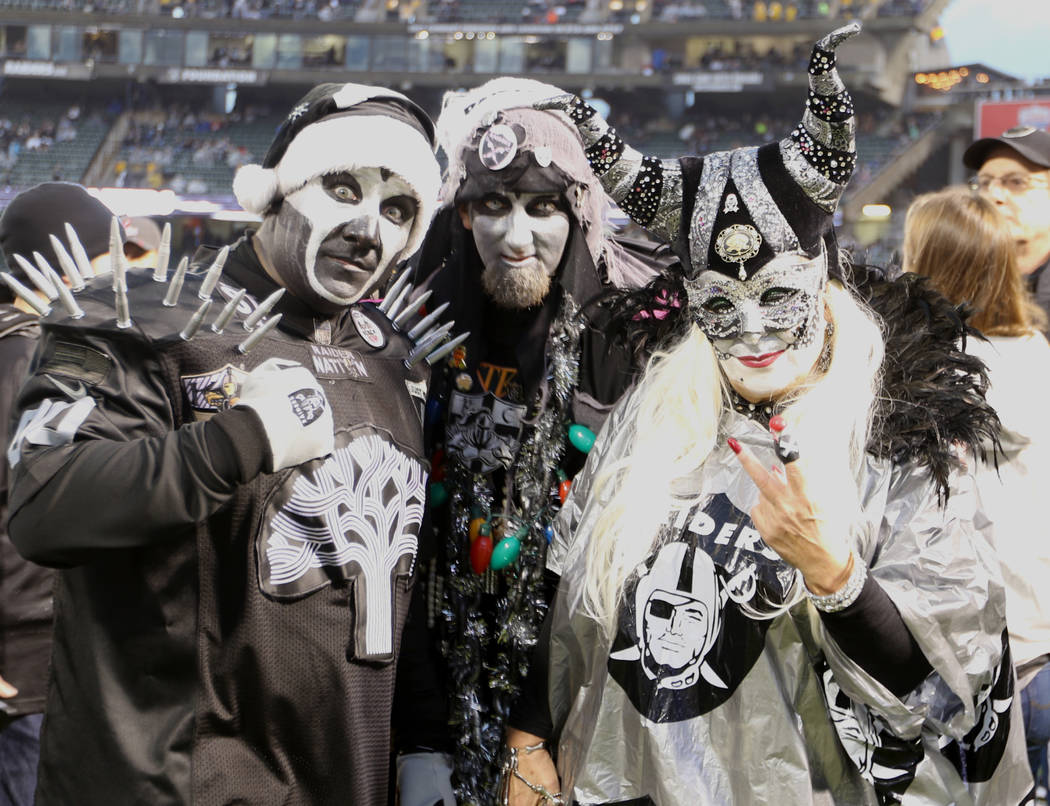Raiders fans pay homage during potential last game in Oakland | Las