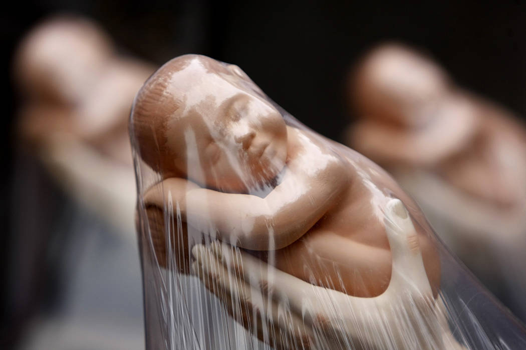 ARCHIVO - En esta foto del 8 de septiembre de 2008, estatuas de bebés envueltos en plástico se encuentran en exhibición durante un servicio religioso celebrado por grupos antiabortistas en un c ...