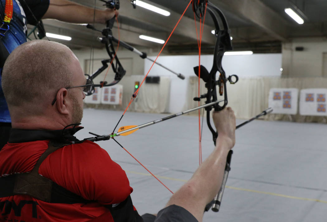 Man born without arms shoots bow and arrow with his feet — VIDEO Las