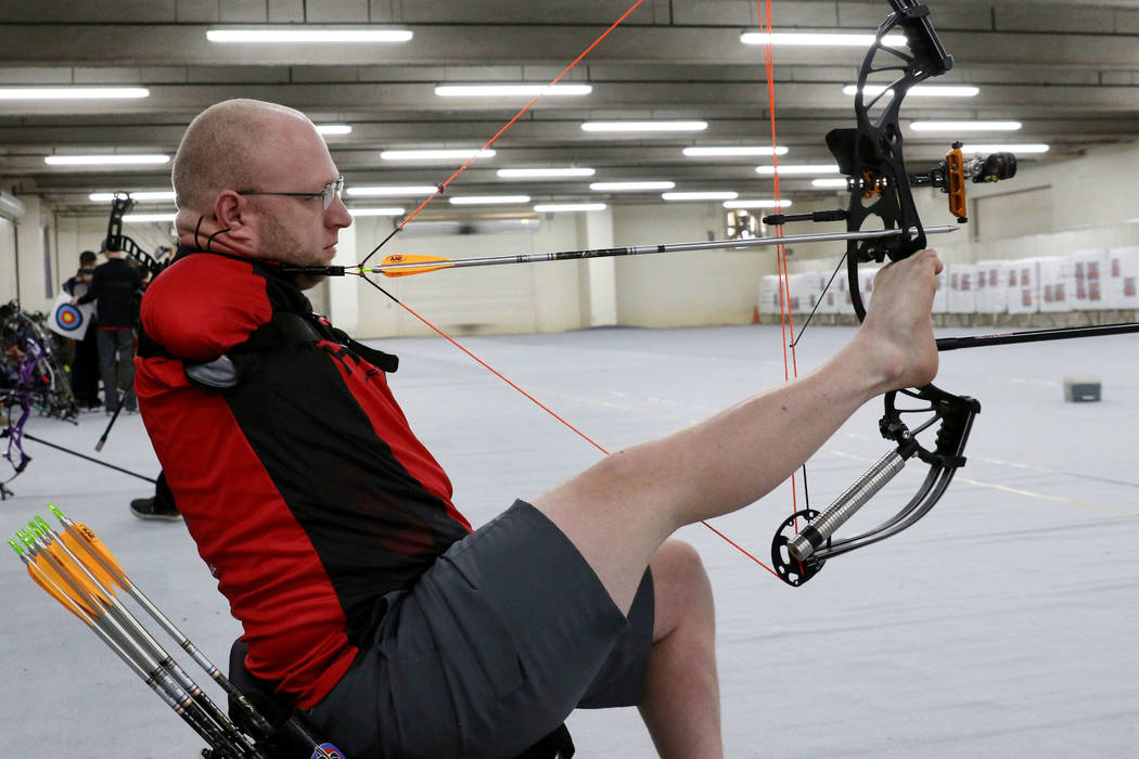 Man born without arms shoots bow and arrow with his feet — VIDEO Ron
