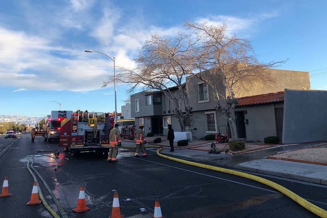 Apartment fire in central Las Vegas displaces 4 people | Las Vegas Review-Journal