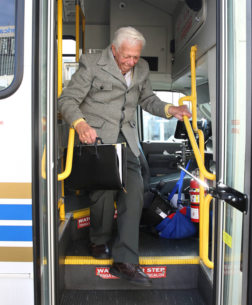 Dr. S. Jay Hazan, 94, a World War II Army veteran, gets off his shuttle as he arrives at the Lloyd George U.S. Courthouse house for his arraignment on Tuesday, Feb. 26, 2019, in Las Vegas. Hazan w ...