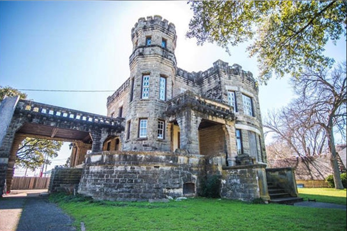 Chip and Joanna Gaines of HGTV’s ‘Fixer Upper’ buy castle in Texas