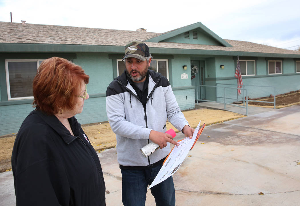 Jon Muirhead, of North West Landscape Design, discusses with home owner Mary Kiosowski Lewis about her turf replacement project on Monday, Dec. 10, 2018. Bizuayehu Tesfaye Las Vegas Review-Journal ...