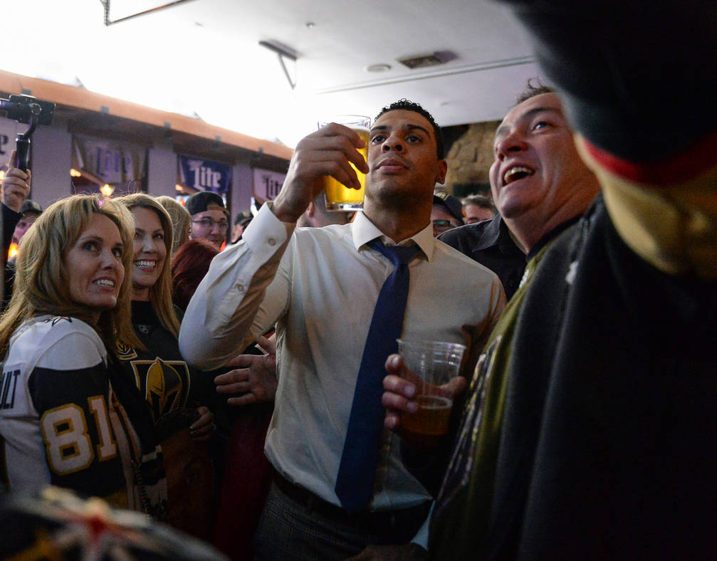 Ryan Reaves posa para fotografías con admiradores en una fiesta para el lanzamiento de su nueva cerveza, Training Day, en PKWY Tavern Flamingo en Las Vegas, el jueves 27 de diciembre de 2018. Car ...
