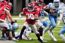 San Antonio Commanders' Trey Williams, center, runs the ball during an AAF football game against the Salt Lake Stallions, Saturday, March 23, 2019, at the Alamodome in San Antonio. (AP Photo/Darre ...