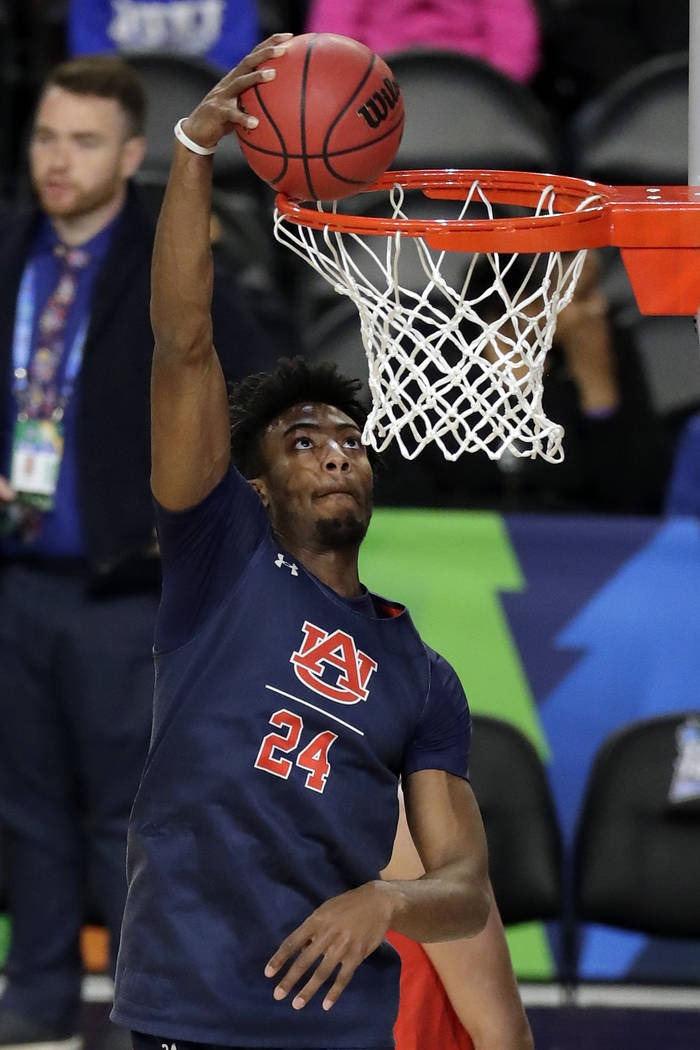 Auburn's Anfernee McLemore (24) dunks during a practice session for the semifinals of the Final ...