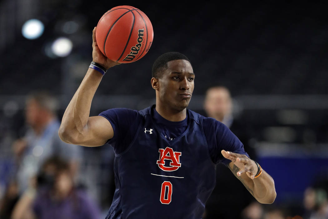 Auburn's Horace Spencer (0) warms up during a practice session for the semifinals of the Final ...