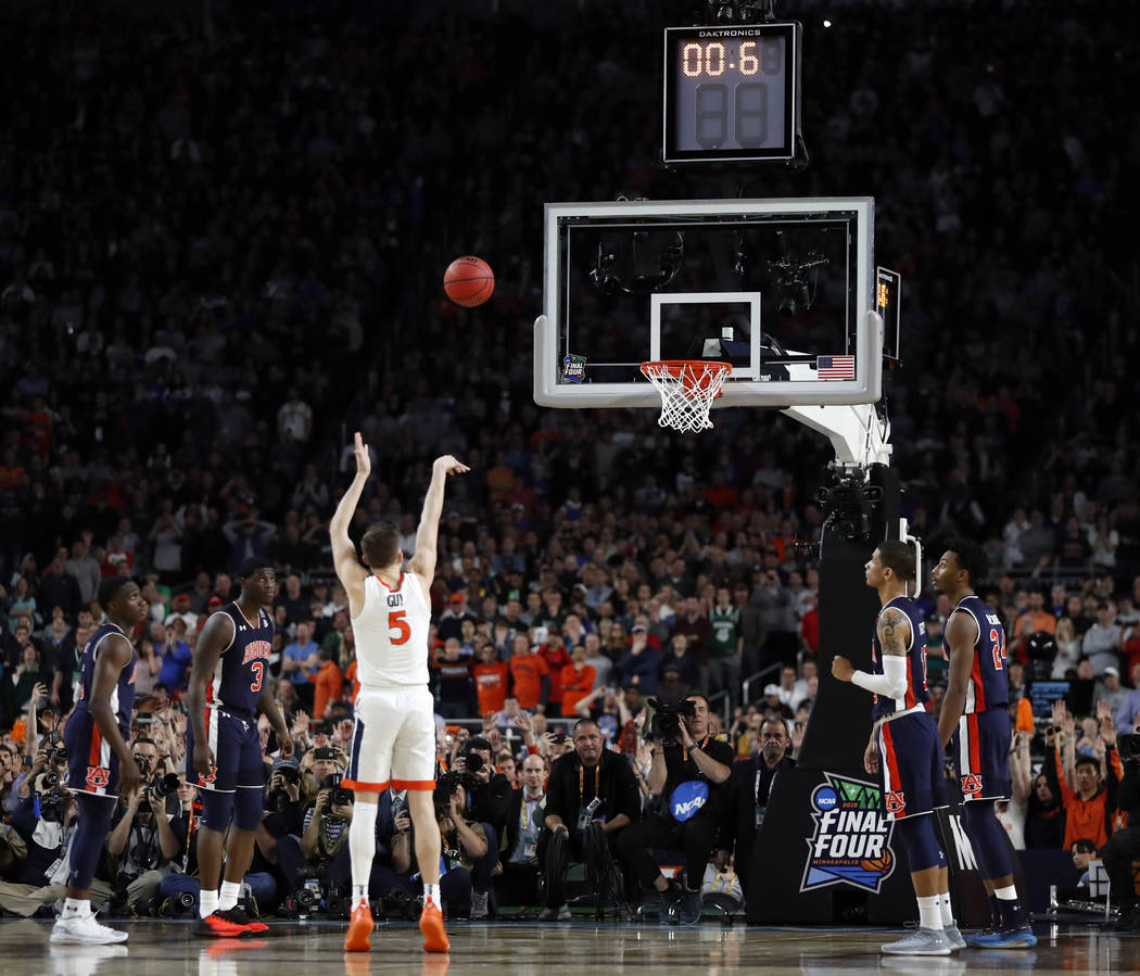 Virginia's Kyle Guy (5) shoots the last free throw to defeat Auburn 63-62 during the second hal ...