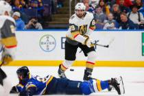 A Alex Tuch (89) de los Golden Knights de Las Vegas, le desvían su pase por Alex Pietrangelo ( ...